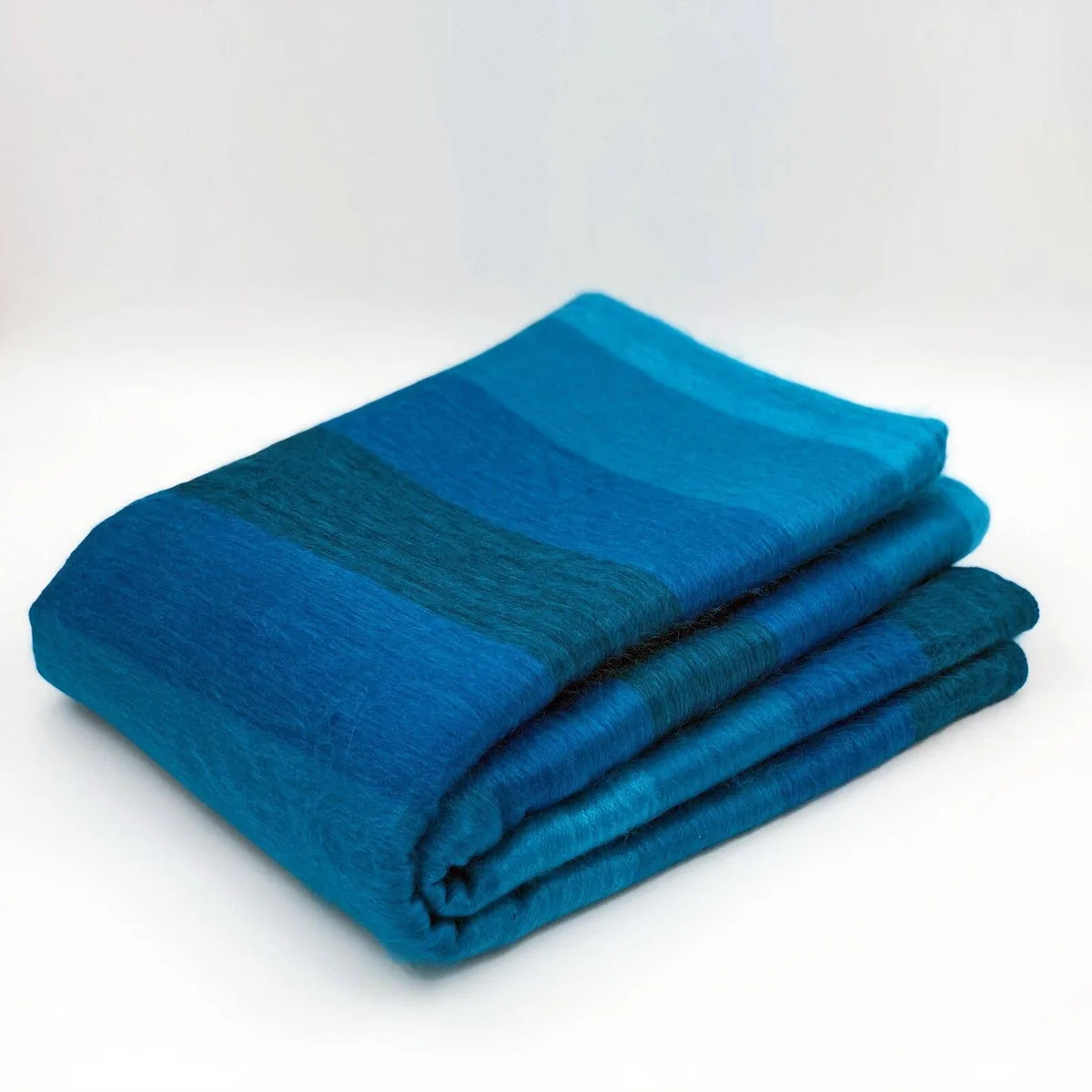 Blau-türkis gestreifte ECUALAMA Wohndecke