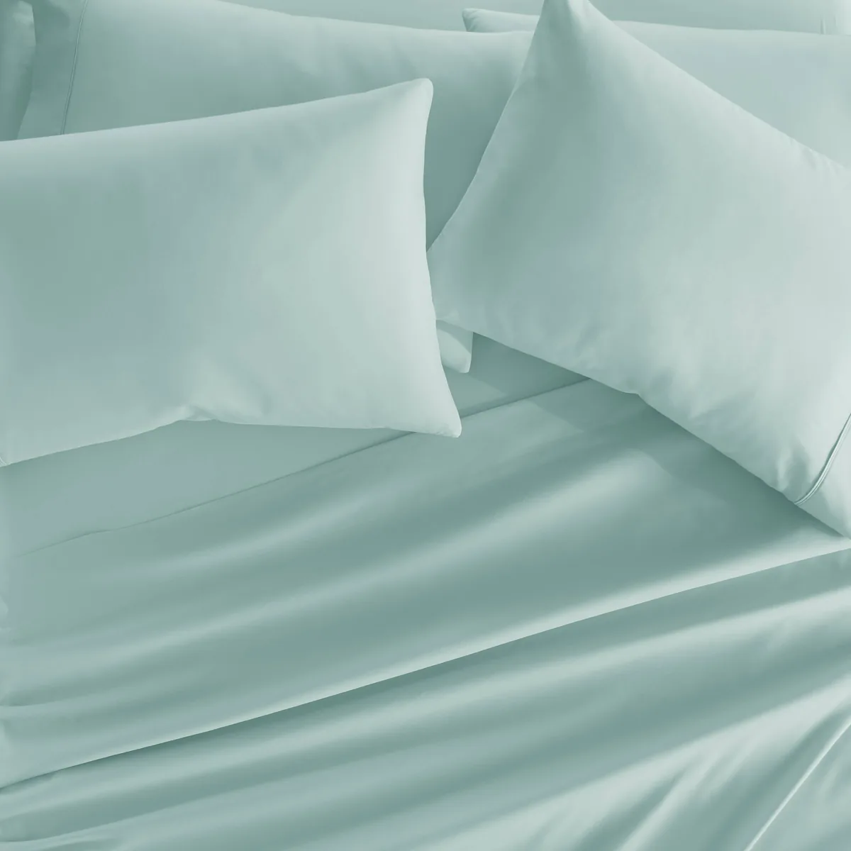 Salbeifarbenes Laken-Set von ienjoy Home auf einem Bett